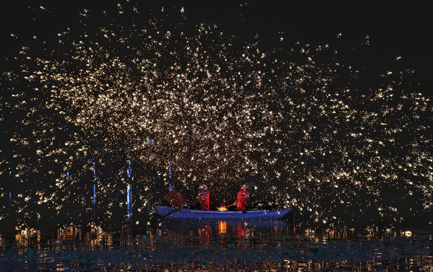 Artists perform ‘iron flowers’ show in Xiongan New Area