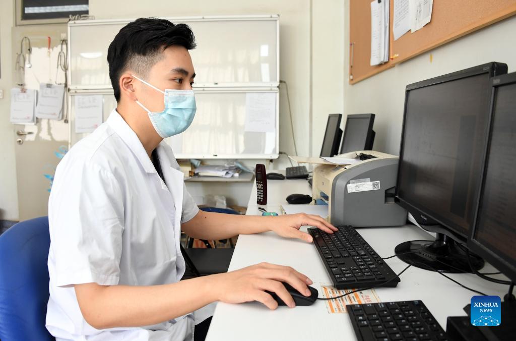 Pic story: medical worker sticks to post during National Day holiday