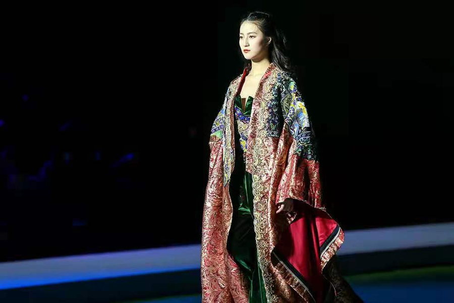 Dunhuang elements shine at int’l fashion week