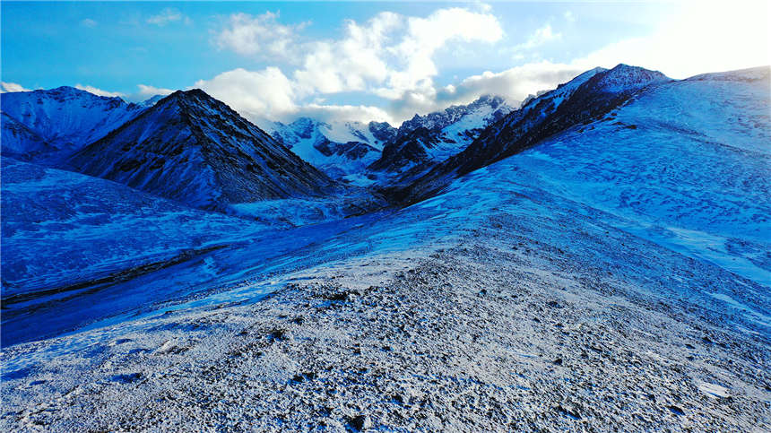 Magnificent Xinjiang: snow-covered grassland forms an enchanting sight