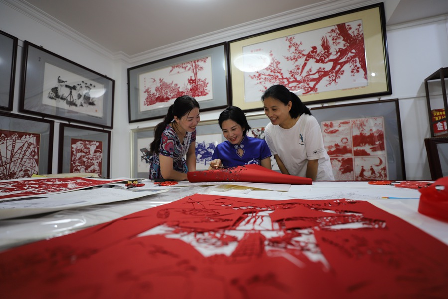 SE China’s Fujian carries on intangible heritage of Zhangpu paper-cutting with nothing but colored paper, pair of scissors in hand