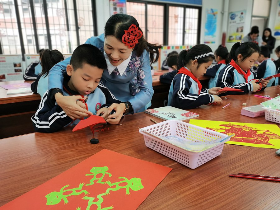 SE China’s Fujian carries on intangible heritage of Zhangpu paper-cutting with nothing but colored paper, pair of scissors in hand