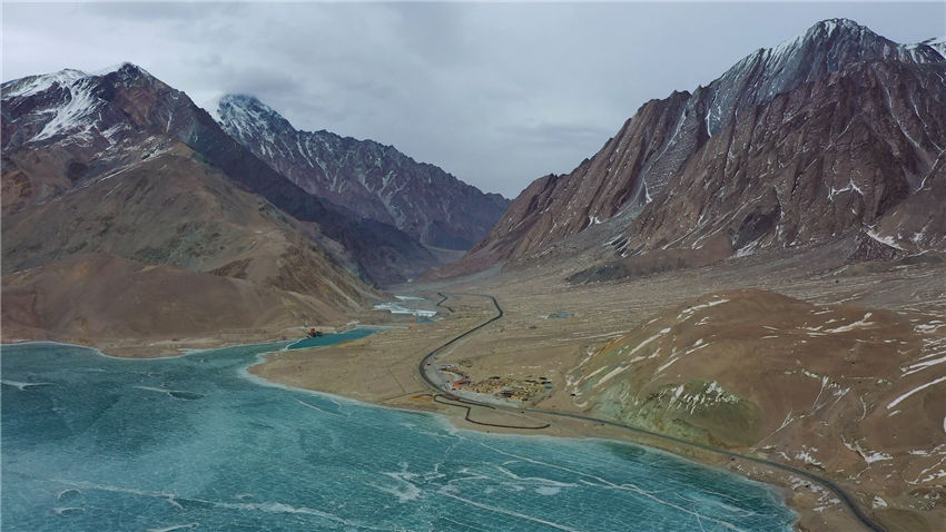 Witness spectacular bluish hues of jigsaw puzzle-like icescape at NW China's Baisha Lake