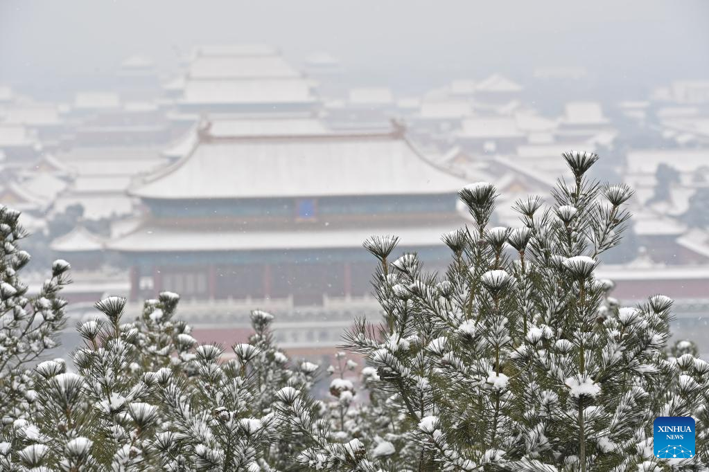 People enjoy snow scenery at scenic spots in Beijing