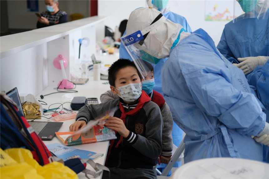Moments of everyday life in a makeshift hospital?in?east China’s Shanghai
