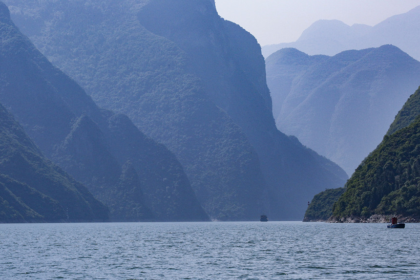 Summer scenery unfolds along Yangtze River's Three Gorges