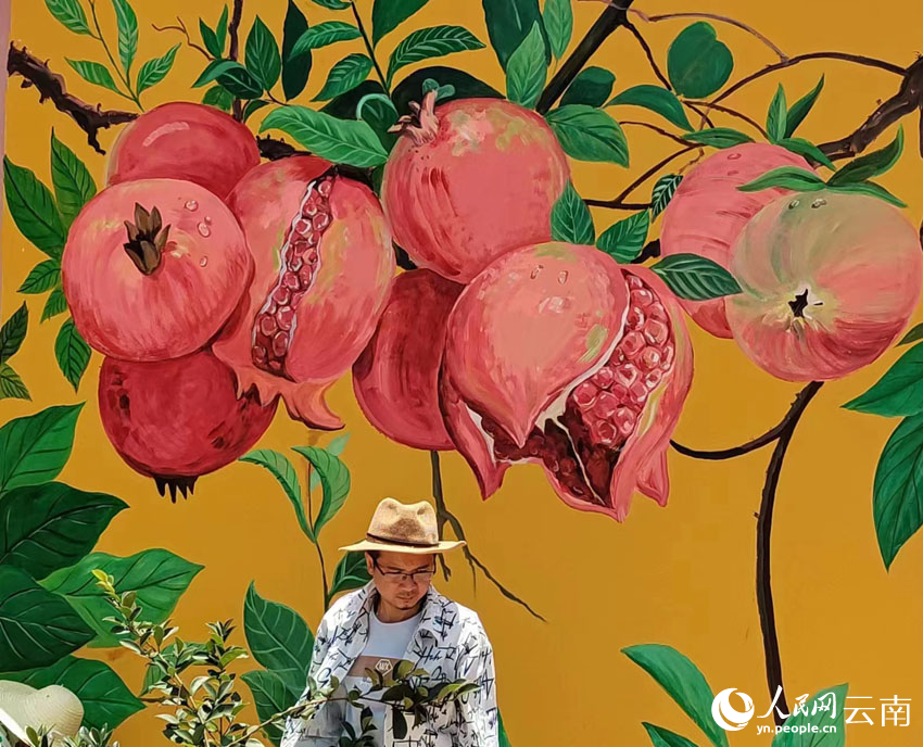 Young Chinese artists create magnificent wall paintings to beautify hometown in border region of SW China’s Yunnan