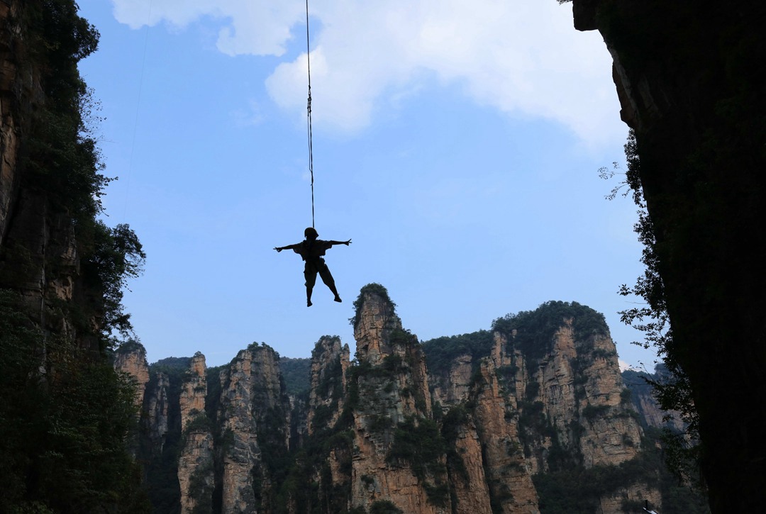 Outdoor enthusiasts enjoy rope swing with 335m drop in China's Zhangjiajie