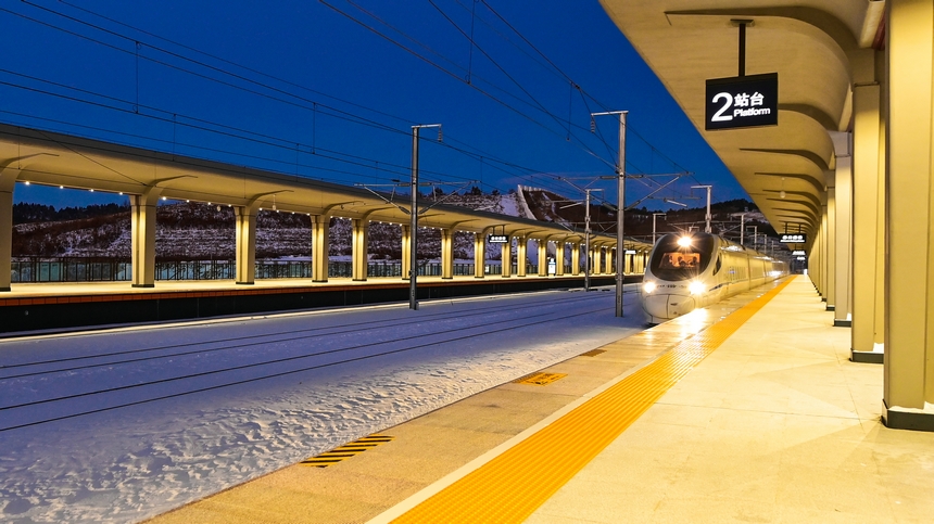 China's easternmost high-speed railway handles over 3.5 million passenger trips in first year of operation
