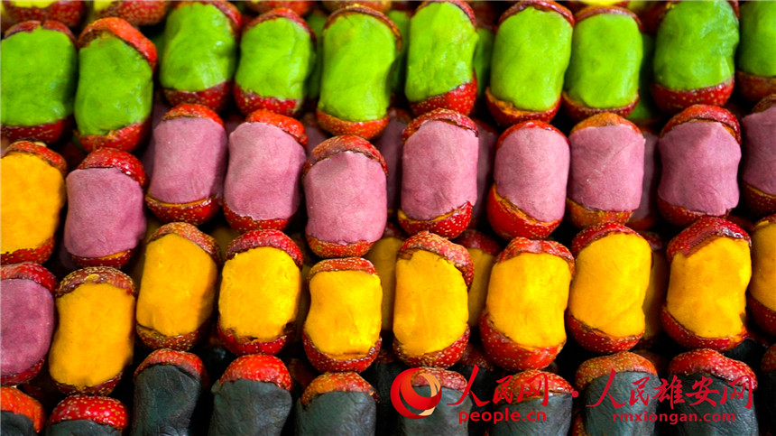 Villagers busy making traditional Chinese candied fruit snacks for upcoming Spring Festival in Xiong'an New Area