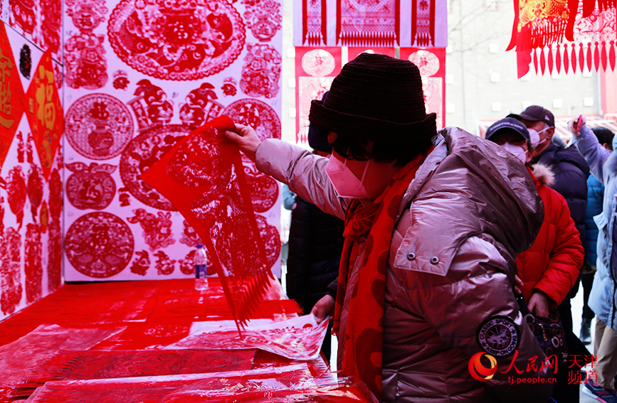In pics: Commercial street in N China's Tianjin immersed in festive atmosphere 
