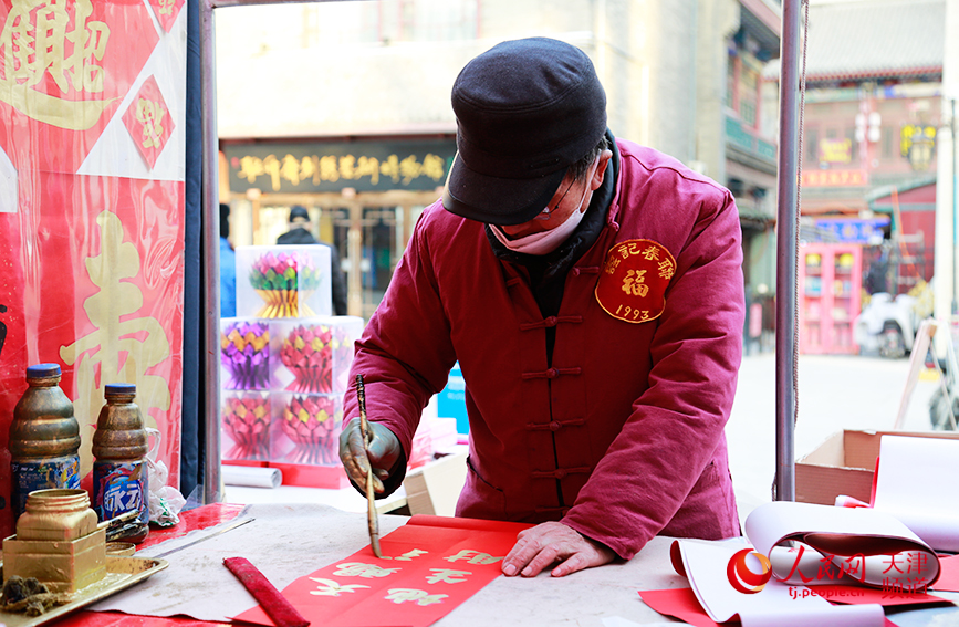 In pics: Commercial street in N China's Tianjin immersed in festive atmosphere