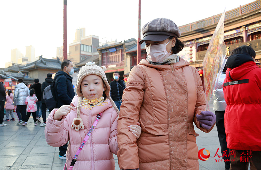 In pics: Commercial street in N China's Tianjin immersed in festive atmosphere