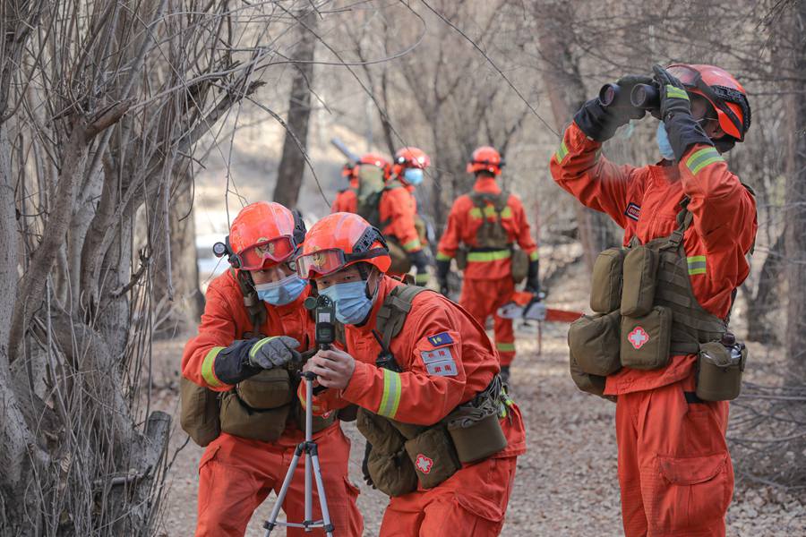 Firefighters patrol Qilian Mountains in NW China during Spring Festival holiday