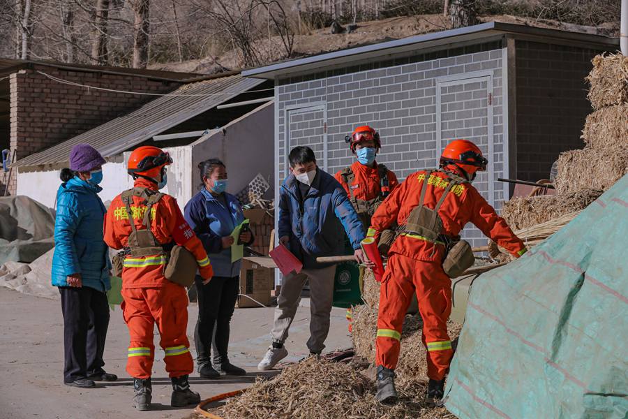 Firefighters patrol Qilian Mountains in NW China during Spring Festival holiday