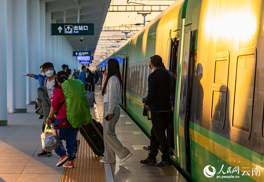 Daily passenger volume on China-Laos Railway hits record high during Spring Festival holiday