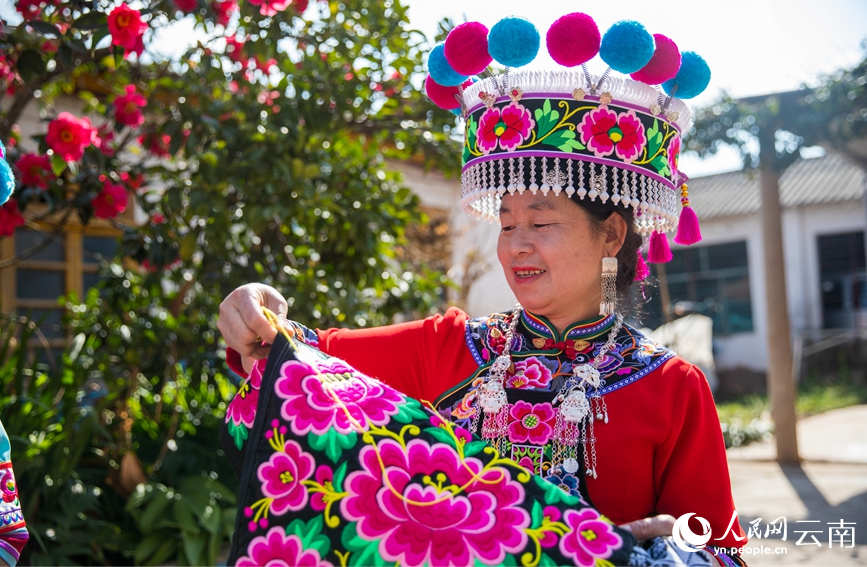 Yi embroidery in SW China’s Yunnan prospers