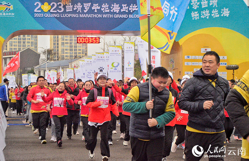 Marathon race held amidst sea of rapeseed flowers in SW China's Yunnan