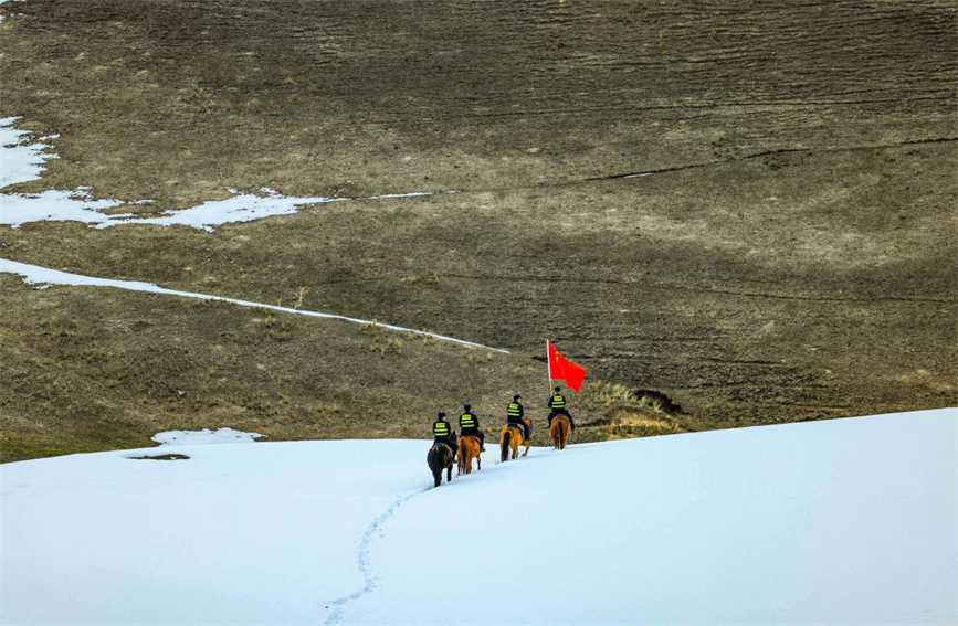 Police patrol borderline in NW China's Xinjiang