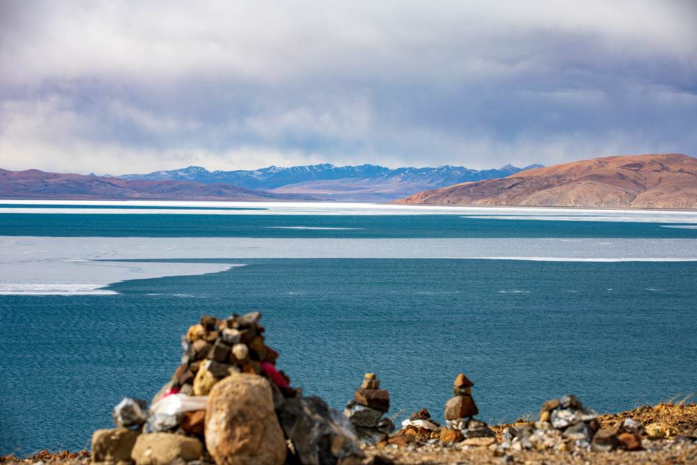 A glimpse of unique beauty of melting Lhanag-tso Lake in SW China's Xizang