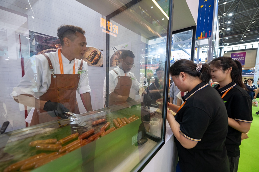 Global delicacies tickle taste buds at 4th China Int'l Consumer Products Expo