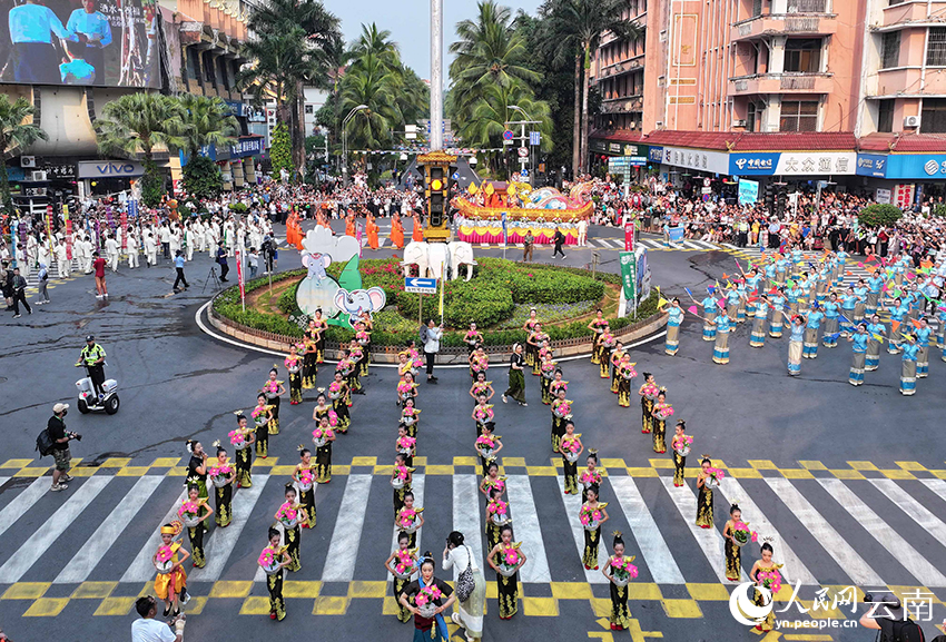 Xishuangbanna celebrates Dai New Year with grand parade