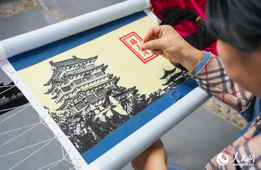 Inheritor carries forward hair embroidery tradition in E China's Jiangxi
