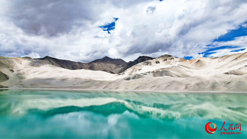 Breathtaking views of cloud-cloaked mountain, lake in NW China's Xinjiang