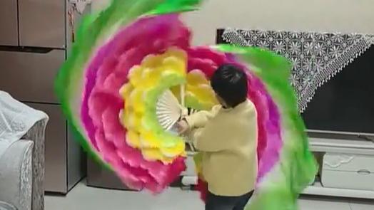 Youngster dazzles with fan dance mastery