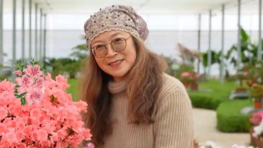 Florist sells azaleas with entertaining English livestreams