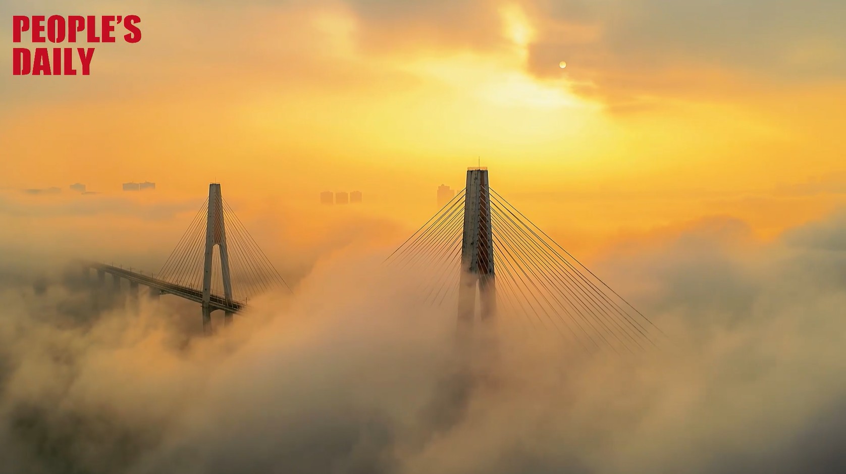 Chongqing metro train glides through a sea of clouds!