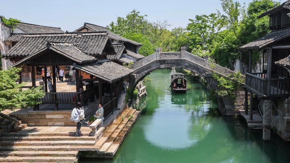 China's tourism heats up for early summer