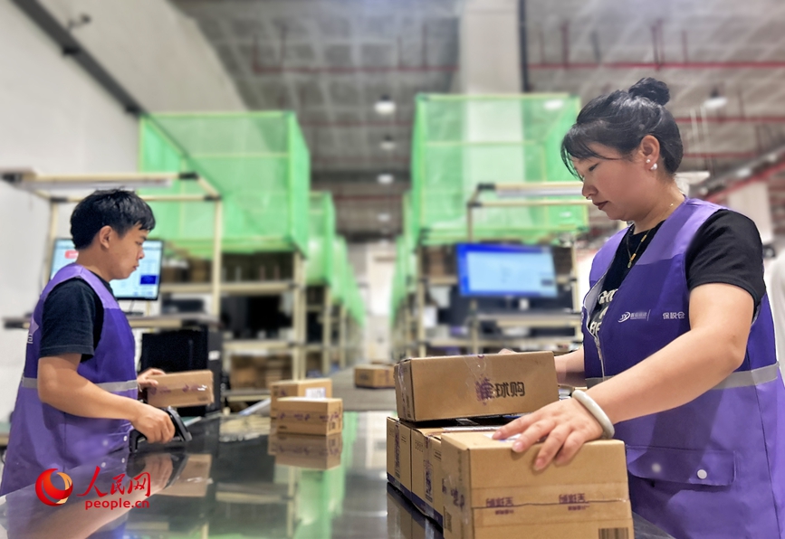 C China's Zhengzhou: One-click global trade drives cross-border e-commerce development