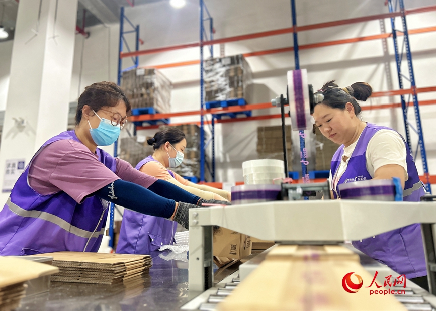 C China's Zhengzhou: One-click global trade drives cross-border e-commerce development