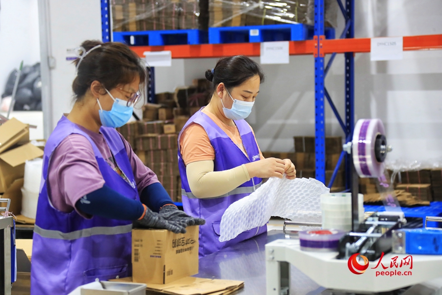 C China's Zhengzhou: One-click global trade drives cross-border e-commerce development