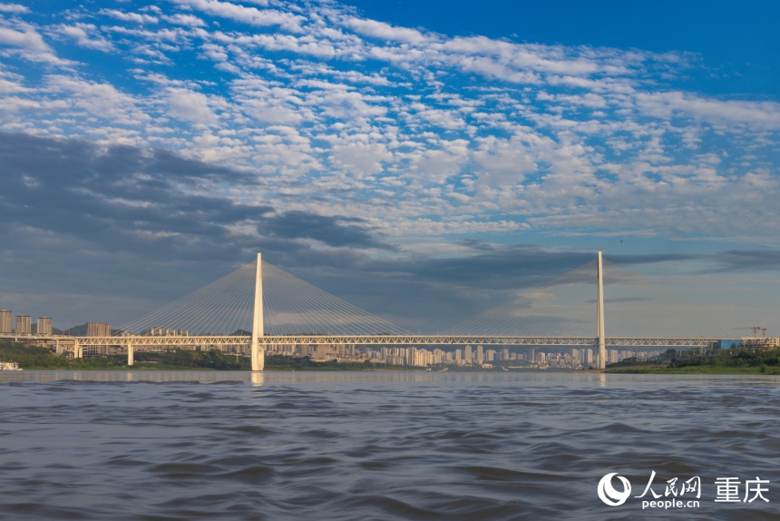 Chongqing's new iconic bridge draws visitors with futuristic design