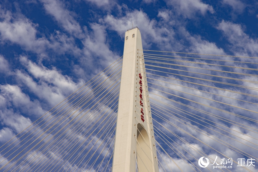 Chongqing's new iconic bridge draws visitors with futuristic design