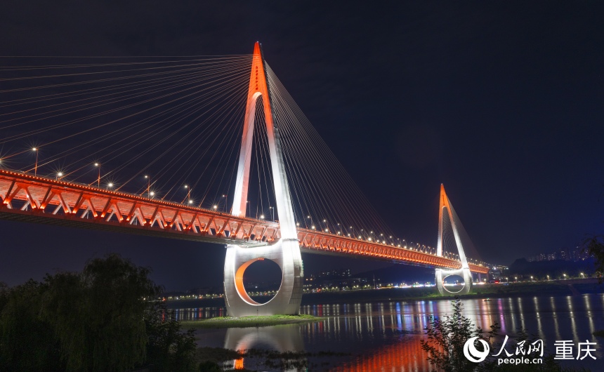 Chongqing's new iconic bridge draws visitors with futuristic design