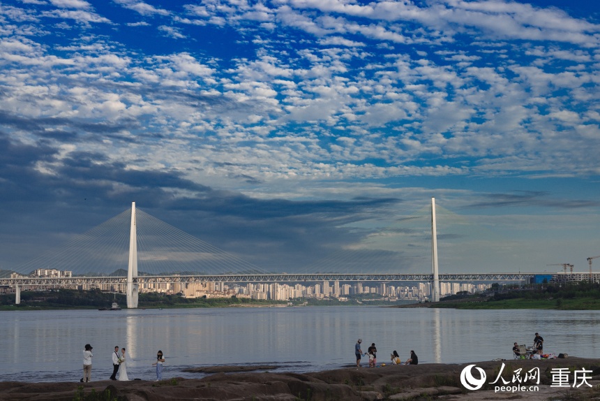 Chongqing's new iconic bridge draws visitors with futuristic design