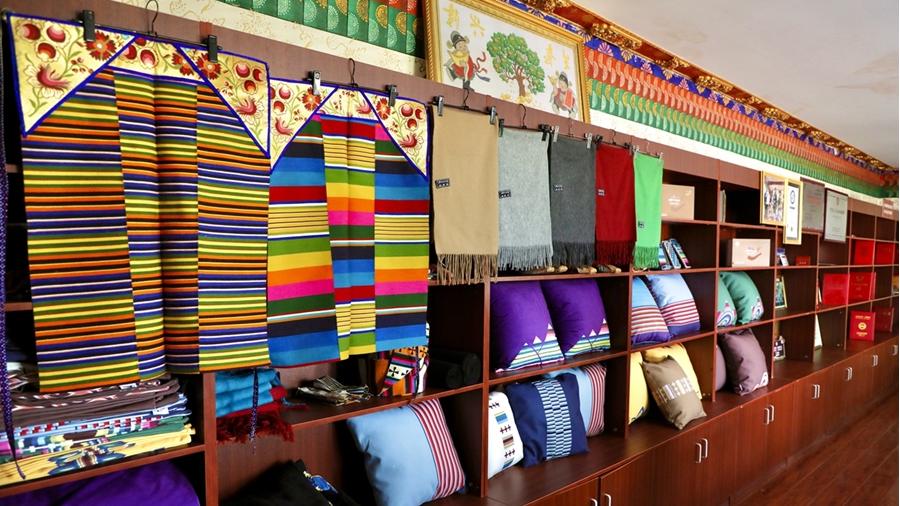 Apron weaving tradition thrives in SW China's Xizang