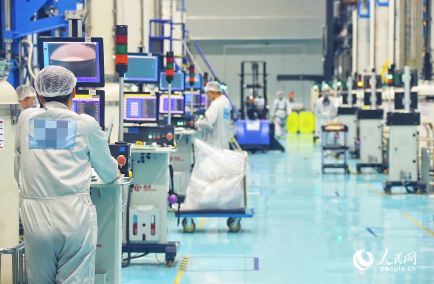 Company develops China's largest silicon wafers in Zhengzhou, C China's Henan