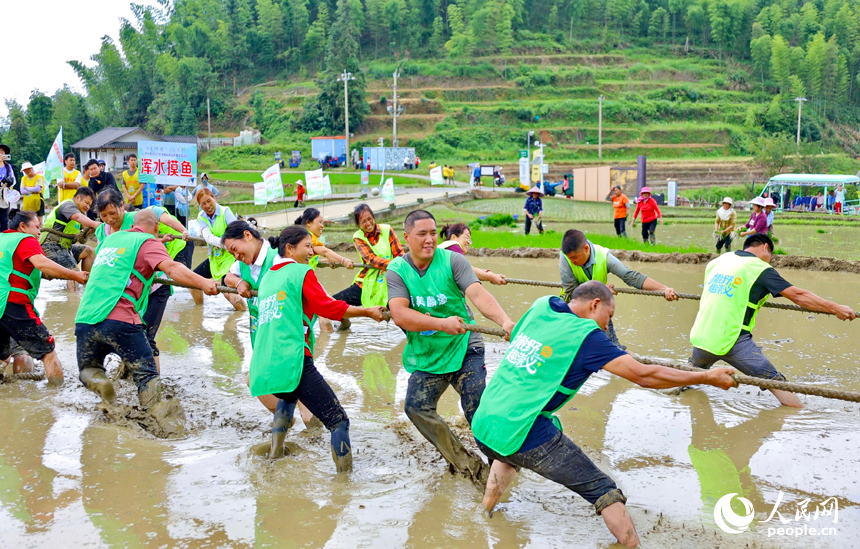 Villagers enjoy fun sports meet in terraced fields in Chongyi, E China's Jiangxi