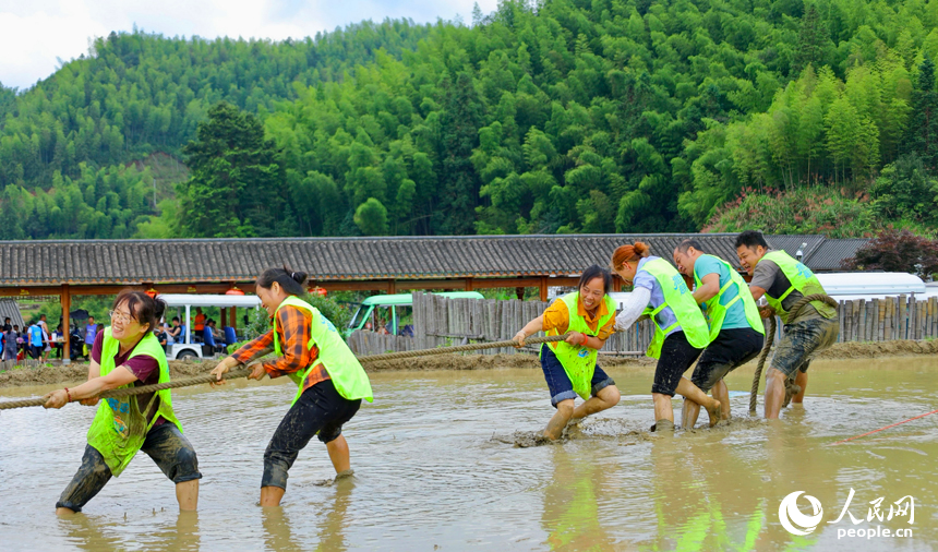 Villagers enjoy fun sports meet in terraced fields in Chongyi, E China's Jiangxi
