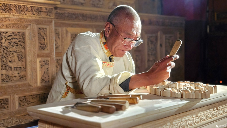Inheritor promotes Shidiao woodcarving in SW China's Xizang