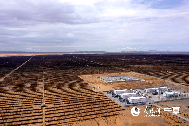 New solar energy project turns desert into 'sea of blue'