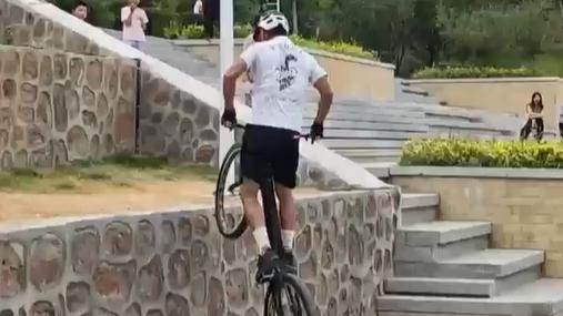 Urban bike wheelie wizardry