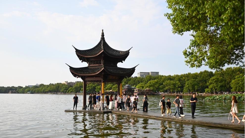 Tourists visit West Lake scenic spot in Hangzhou