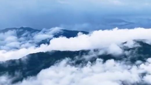 Cloud waterfall transforms landscape in Yunnan