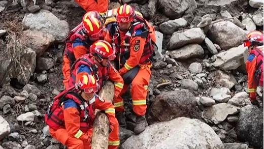 Firefighters battle Gansu floods