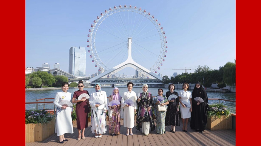 Peng Liyuan, spouses of foreign leaders attending SCO summit tour Tianjin